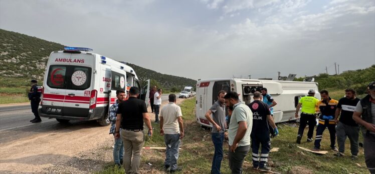 Gaziantep'te yolcu midibüsünün devrilmesi sonucu 10 kişi yaralandı