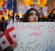 Gürcistan'da binlerce kişi “yabancı etkinin şeffaflığı” yasa tasarısını protesto etti