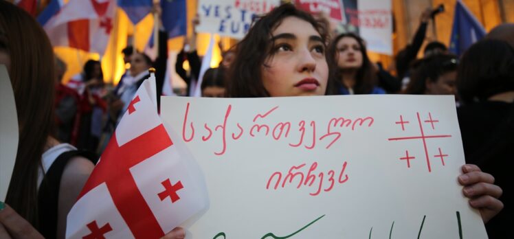 Gürcistan'da binlerce kişi “yabancı etkinin şeffaflığı” yasa tasarısını protesto etti