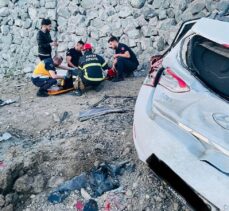 Hatay'da istinat duvarına çarpan otomobildeki 4 kişi yaralandı