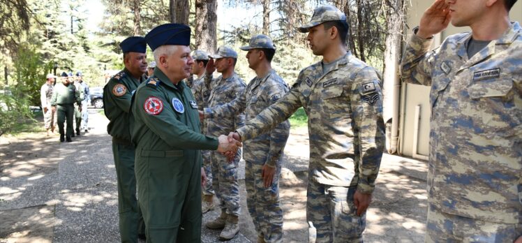 Hava Kuvvetleri Komutanı Orgeneral Kadıoğlu'ndan birliklere bayram ziyareti