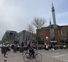 Hollanda’da cami önünde 1500 kişilik sokak iftarı düzenlendi