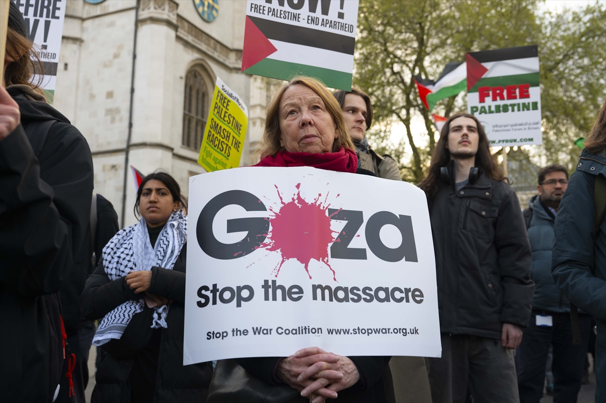 İsrail'e silah satışları İngiltere Parlamentosu önünde protesto edildi