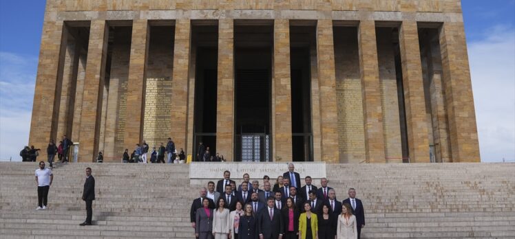 İzmir Büyükşehir Belediye Başkanı Tugay ve beraberindeki heyet, Anıtkabir'i ziyaret etti