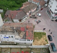 GÜNCELLEME – Kastamonu'da kuvvetli rüzgar nedeniyle binaların çatısı uçtu, ağaçlar devrildi