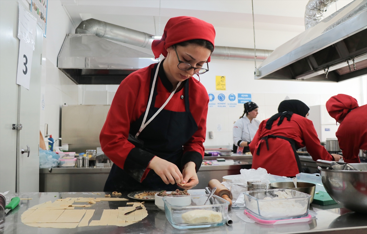Kayseri'de lise öğrencileri yöresel yemekler yapmak için zamanla yarıştı