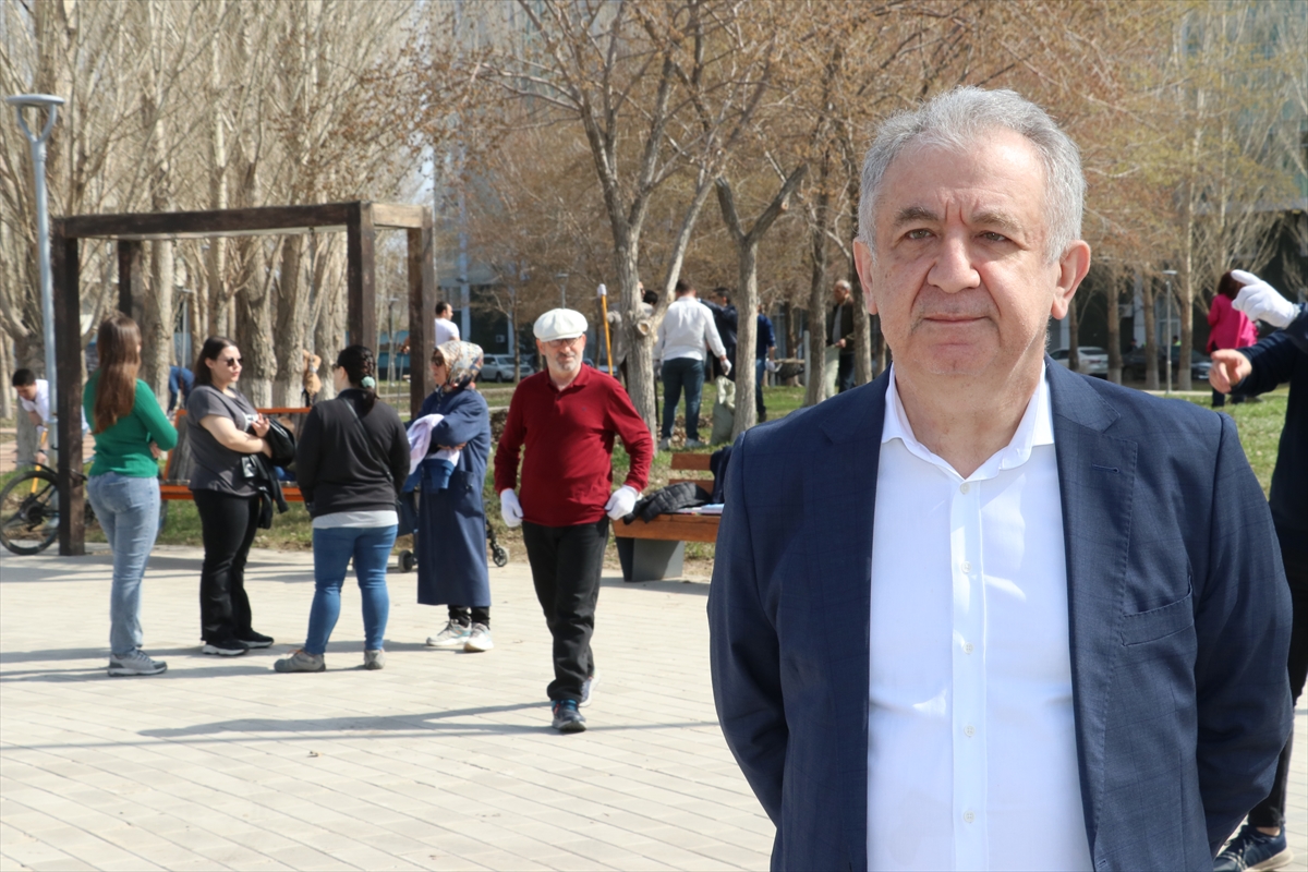 Kazakistan’da Türk diplomatlar, Astana’daki Atatürk Parkı’nda çevre temizliği yaptı
