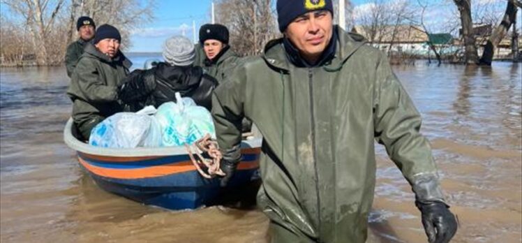 Kazakistan’daki sel bölgelerinden yaklaşık 100 bin kişi tahliye edildi