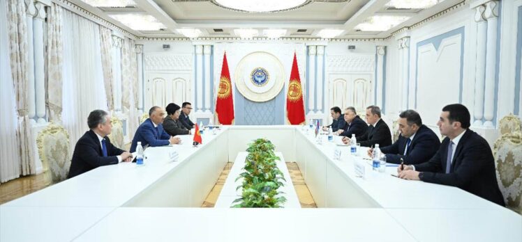 Kırgızistan Cumhurbaşkanı Caparov, Azerbaycan Dışişleri Bakanı Bayramov'u kabul etti