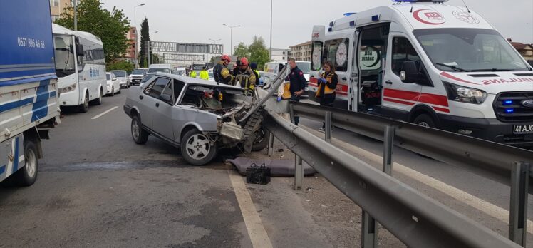 Kocaeli'de bariyere çarpan otomobilin sürücüsü öldü