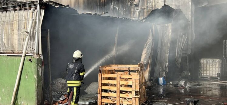 Kocaeli'de plastik su tankı üreten fabrikada çıkan yangın söndürüldü