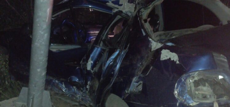 Konya'da yol kenarındaki tabelaya çarpan otomobilin sürücüsü öldü