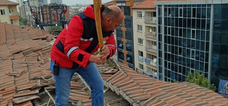Malatya’da ağır hasarlı binaların çatısından sarkan bölümler itfaiye ekiplerince söküldü