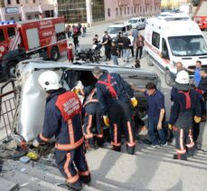 Malatya'da istinat duvarına çarpıp okul bahçesine düşen aracın sürücüsü yaralandı