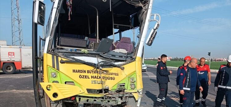 Mardin'de midibüs ile tırın çarpıştığı kazada 18 kişi yaralandı