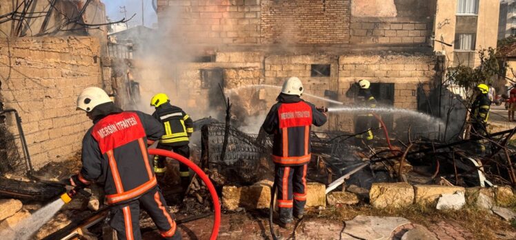 Mersin'de apartmanın arka kısmındaki ev eşyaları yandı