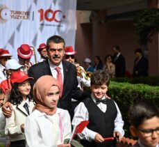 Milli Eğitim Bakanı Tekin, koltuğunu 11 yaşındaki Irmak'a devretti
