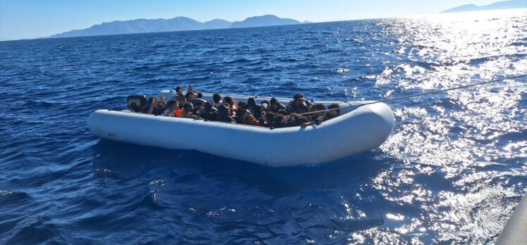 Muğla açıklarında batma tehlikesi geçiren bottaki 25 düzensiz göçmen kurtarıldı