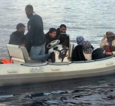 Muğla açıklarında sürüklenen bottaki 9 düzensiz göçmen kurtarıldı