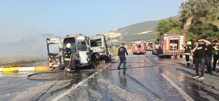 GÜNCELLEME – Muğla'da iki minibüsün çarpıştığı kazada 4'ü ağır 14 kişi yaralandı
