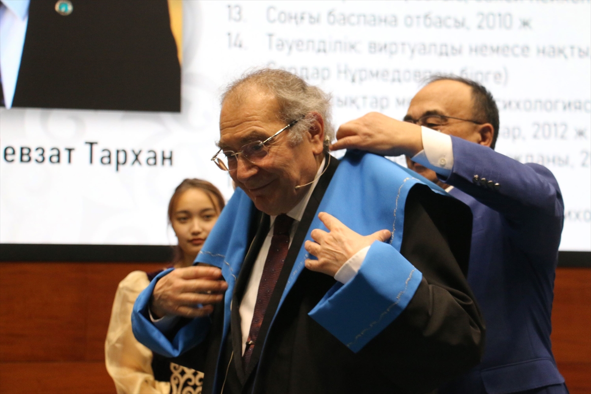 Nevzat Tarhan'a Kazakistan'da “Fahri Profesörlük” ünvanı verildi