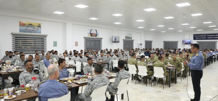 PNS Babur korvetinin personeli ve leventler iftar yaptı