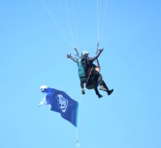 Sakarya'da paraşütçüler AA'nın kuruluşunun 104. yılını kutladı
