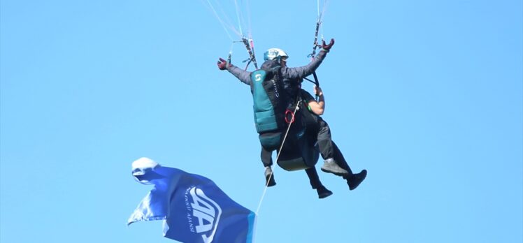 Sakarya'da paraşütçüler AA'nın kuruluşunun 104. yılını kutladı