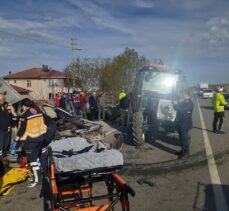 Samsun'da otomobil traktörün römorkuna çarptı, 1 kişi öldü, 1 kişi yaralandı