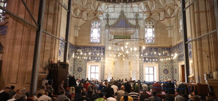 Selimiye Camisi'nde ramazanın son cuması kılındı