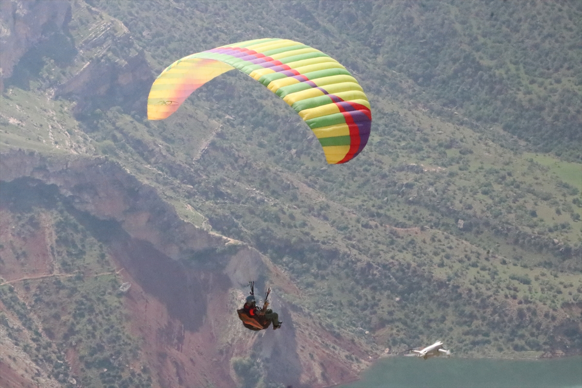 Siirt Botan Vadisi Milli Parkı'nda yamaç paraşütü etkinliği yapıldı