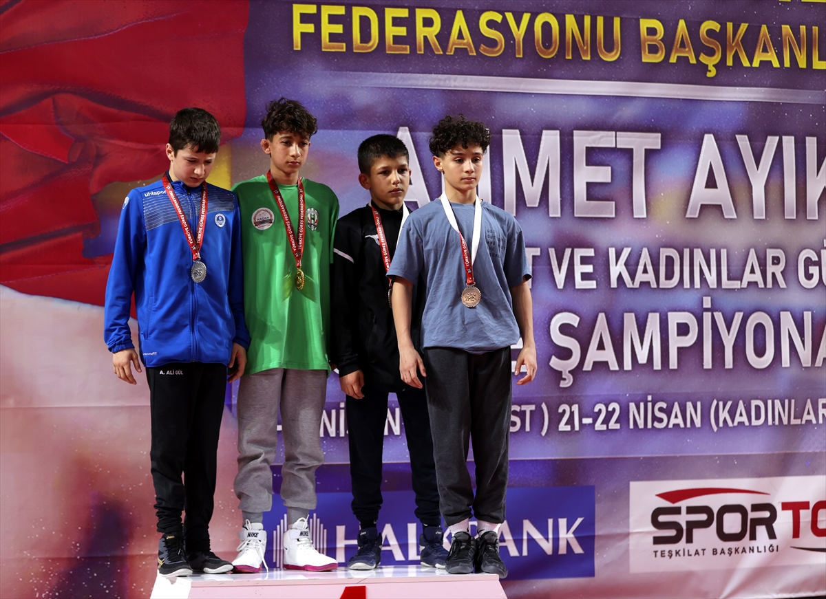 Sivas'ta 15 Yaş Altı Türkiye Güreş Şampiyonası'nın açılış töreni yapıldı
