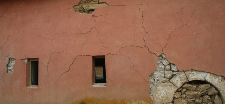Sulusaray'da depremlerin ardından tarihi caminin girişi ortaya çıktı