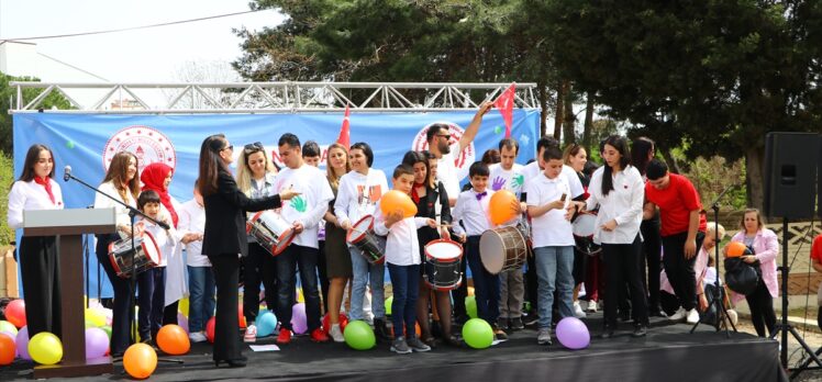 Tekirdağ'daki farkındalık etkinliğinde otizmli öğrenciler dans gösterisi sundu