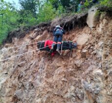 Trabzon'da ormanda çalışırken uçuruma yuvarlanan kişiyi itfaiye kurtardı