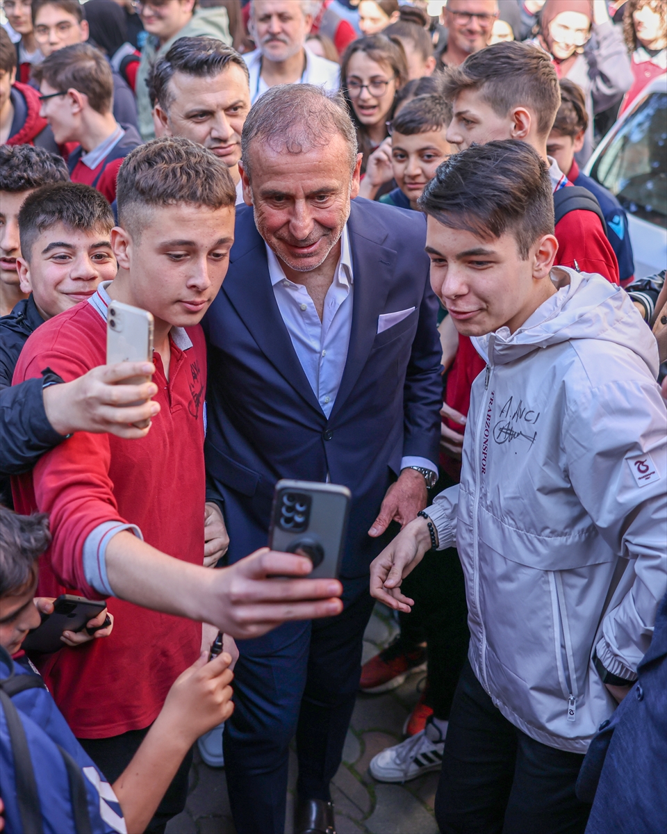 Trabzonspor Teknik Direktörü Abdullah Avcı, öğrencilerle buluştu