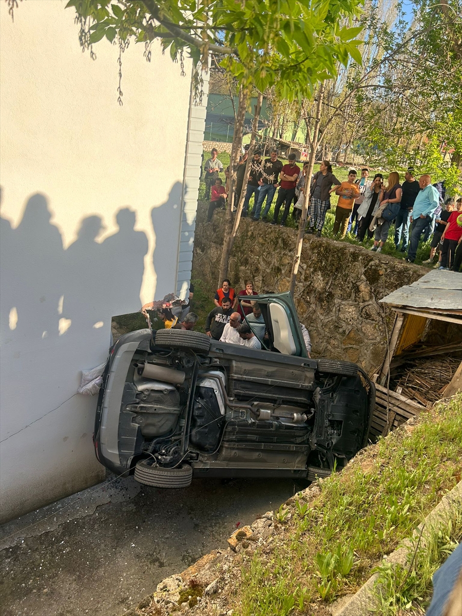 Tunceli'de istinat duvarından düşen otomobilin sürücüsü yaralandı