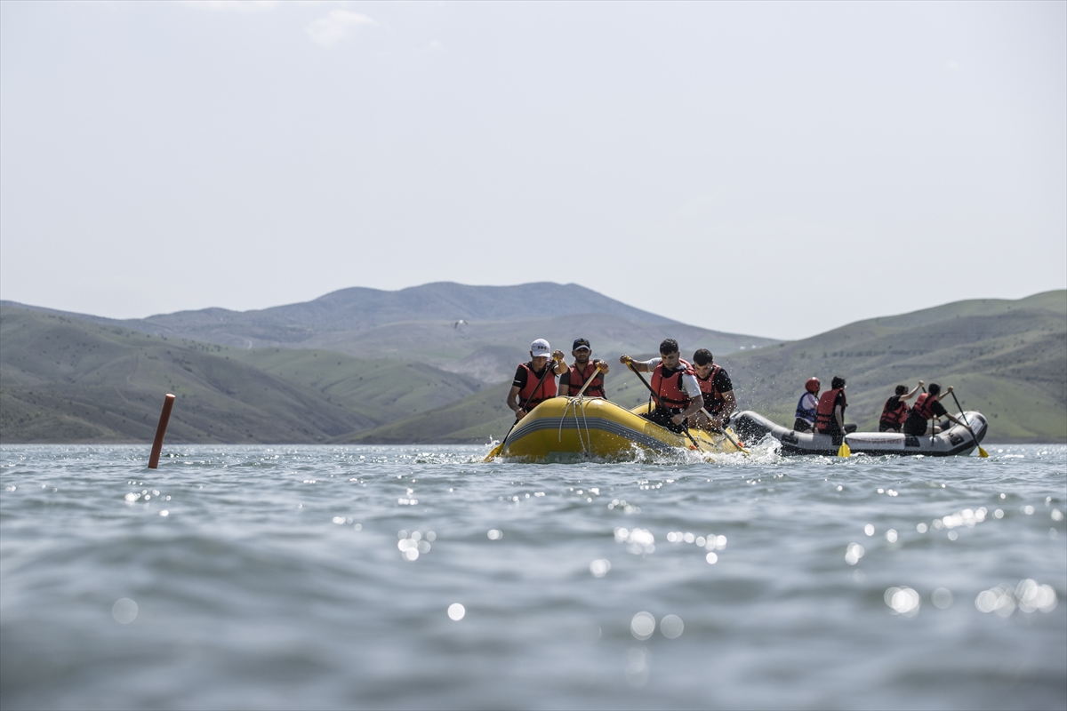 Tunceli'de öğrenciler Munzur Çayı ve Keban Baraj Gölü'nde su sporlarıyla tanışıyor