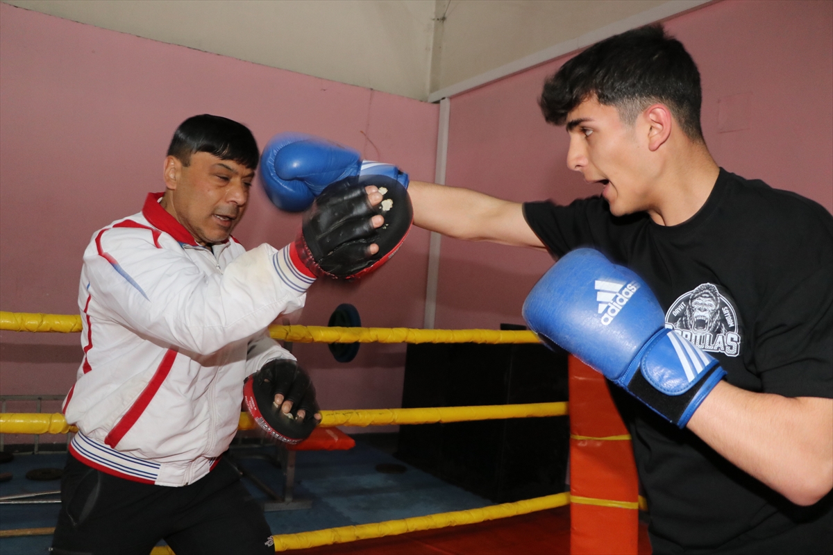 Türkiye şampiyonu genç boksör Davut Saydam, yumruklarını Avrupa şampiyonluğu için sallıyor