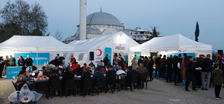 Türkiye Sigorta, deprem bölgesinde kurulan iftar sofralarında depremzedelerle buluştu