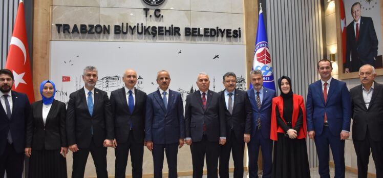 Ulaştırma ve Altyapı Bakanı Uraloğlu, Trabzon'da bayramlaşma törenine katıldı: