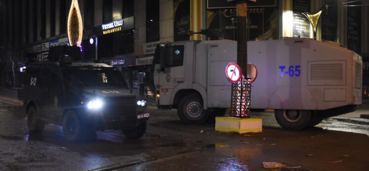 Van'da YSK'nin kararı sonrası güvenlik güçlerine taş atanlara polis müdahale etti