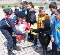 Yozgat'ta jandarma ekiplerinden çocuklara bayram sürprizi