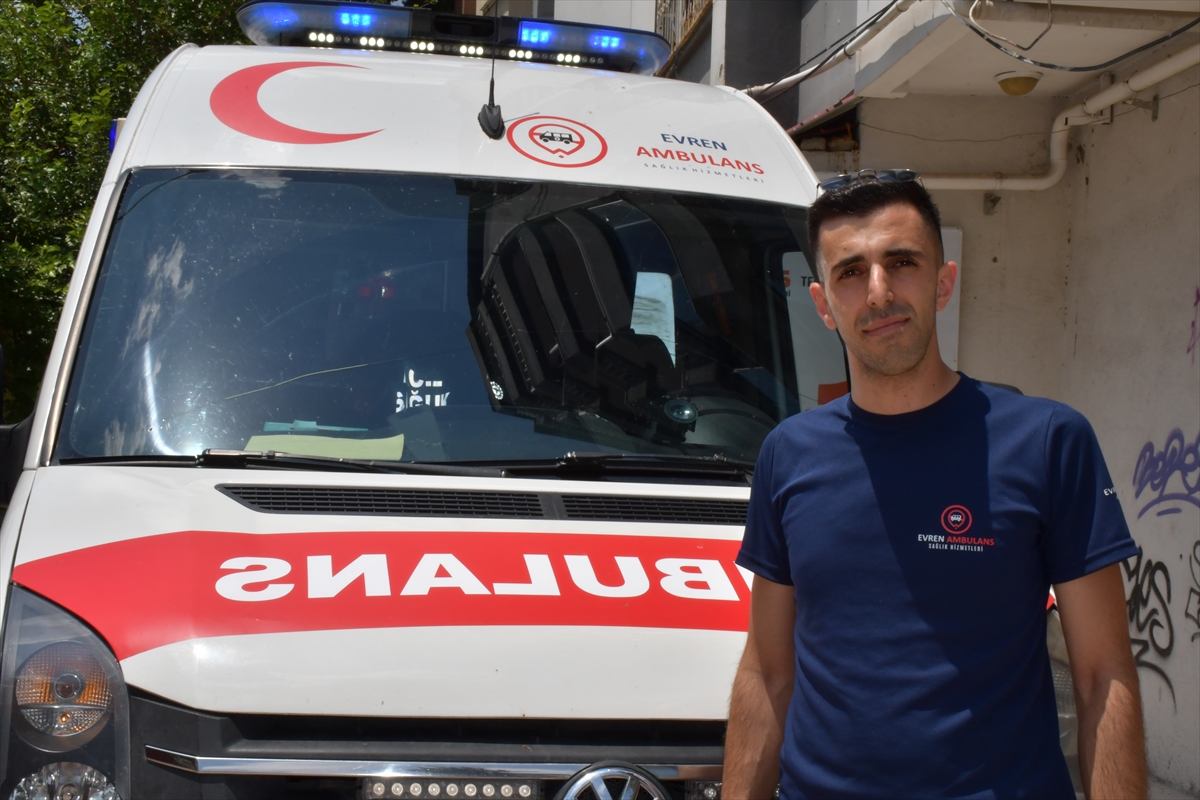 Adana'da sürücülerin ambulansa yol vermesi kamerada