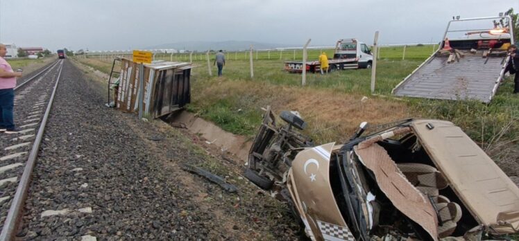 Afyonkarahisar'da hemzemin geçitte yolcu treninin çarptığı kamyonetin sürücüsü ağır yaralandı
