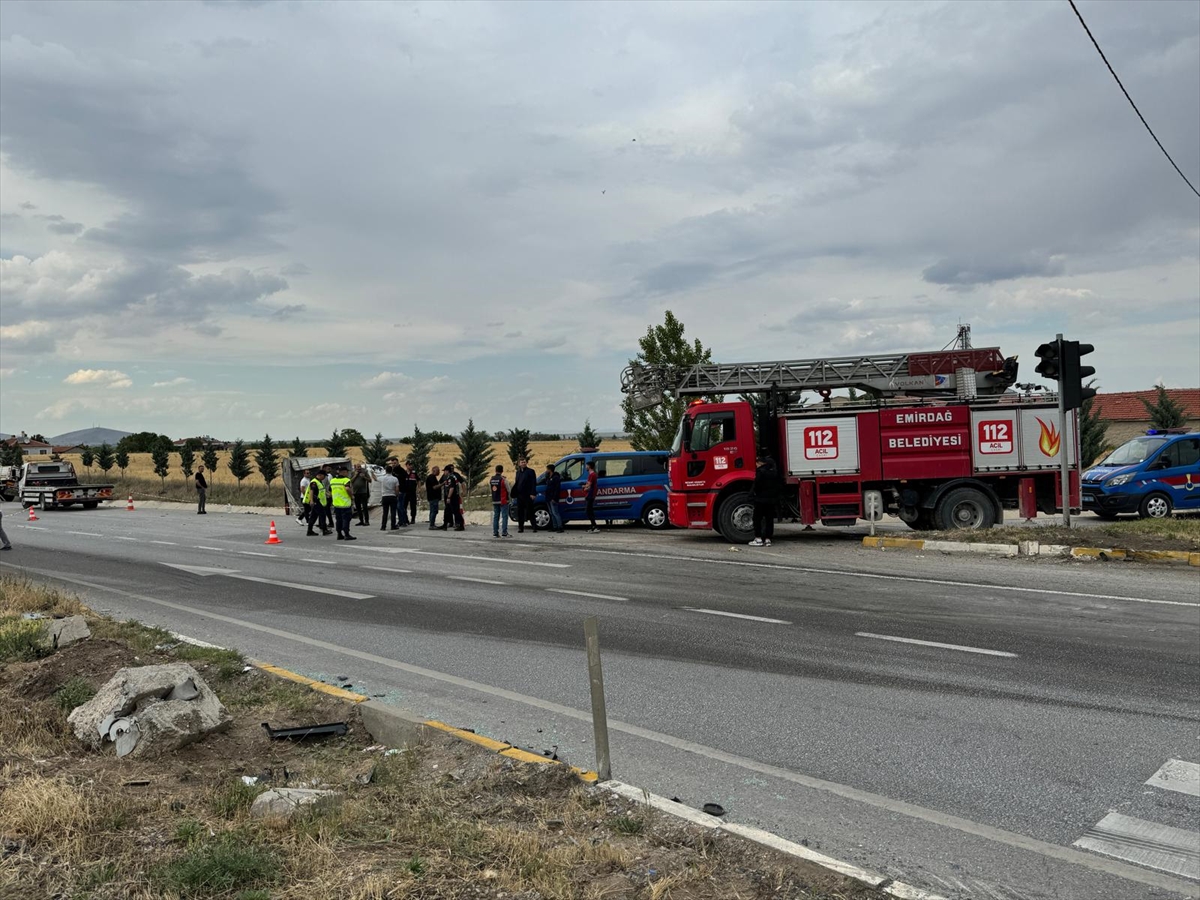 Afyonkarahisar'da tır ile kamyonetin çarpışması sonucu 2 kişi öldü, 1 kişi yaralandı