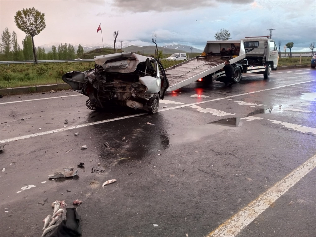 Ağrı'da otomobil ile hafif ticari aracın çarpıştığı kazada 5 kişi yaralandı