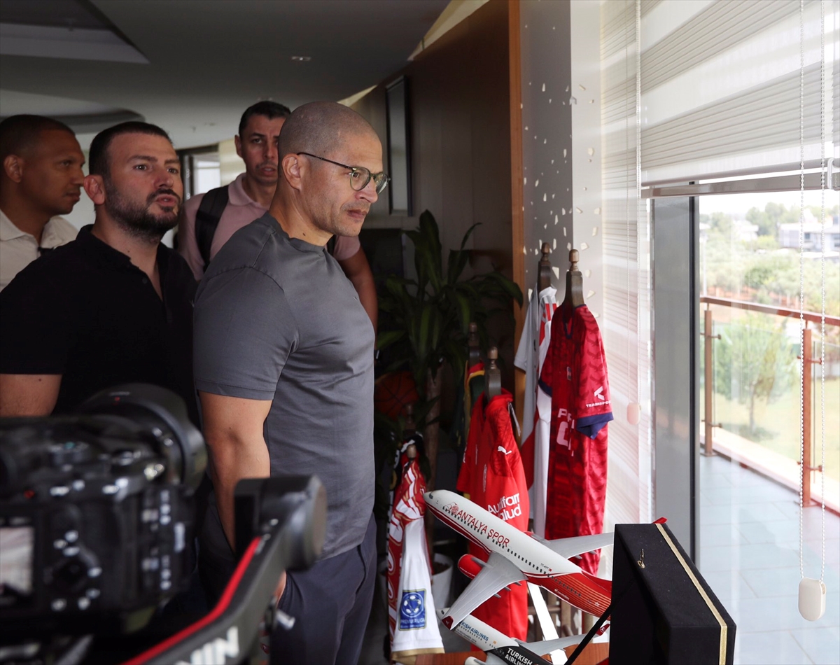Antalyaspor'un yeni teknik direktörü Alex, kulübün tesislerini gezdi
