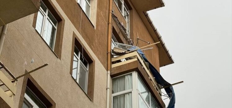 Avcılar'da balkonu çöken bina boşaltıldı