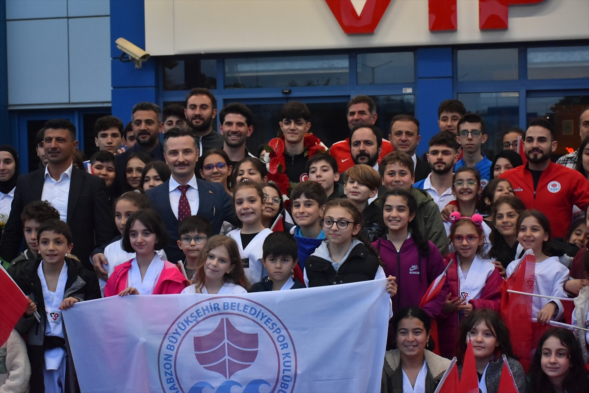 Avrupa şampiyonu tekvandocu Furkan Ubeyde Çamoğlu'na Trabzon'da coşkulu karşılama